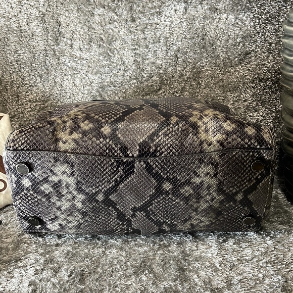 GUC- MICHAEL KORS embossed leather bag - Picture 9 of 15